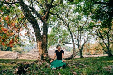 Antik Maya harabelerine bakan yürüyüşçü kadın. Yüksek kalite fotoğraf