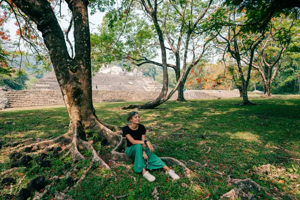 Antik Maya harabelerine bakan yürüyüşçü kadın. Yüksek kalite fotoğraf
