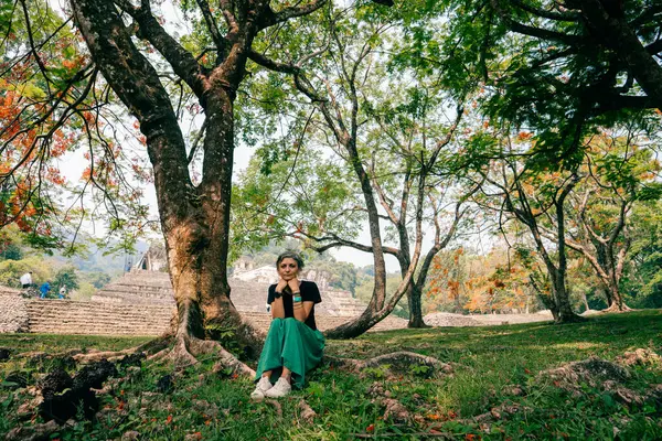 Antik Maya harabelerine bakan yürüyüşçü kadın. Yüksek kalite fotoğraf