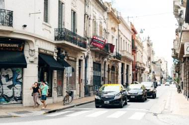 Medellin, Kolombiya - 2 Temmuz 2023 trafik sıkışıklığı şehrin arka planında. Yüksek kalite fotoğraf