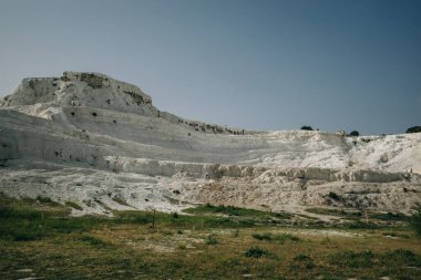 Pamukkale 'deki doğal travertin havuzları ve terasları. Türkiye 'nin güneybatısındaki pamuk kale. Yüksek kalite fotoğraf