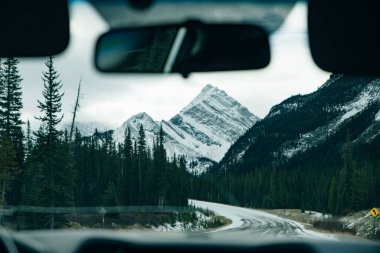 Banff Ulusal Parkı bir araba penceresinden, Kanada
