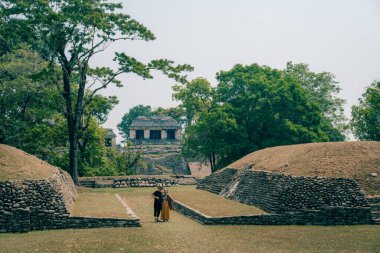 Palenque, Chiapas, Meksika 'daki Maya harabelerinde bir çift. Yüksek kalite fotoğraf