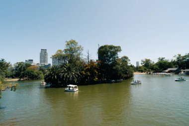 Buenos Aires Arjantin - 26 Aralık 2023 Palermo Park Gölü 'nde tekne ile yüzen insanlar. Yüksek kalite fotoğraf