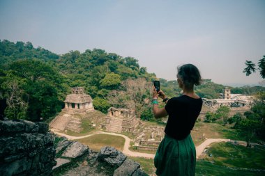 Antik Maya harabelerine bakan yürüyüşçü kadın. Yüksek kalite fotoğraf