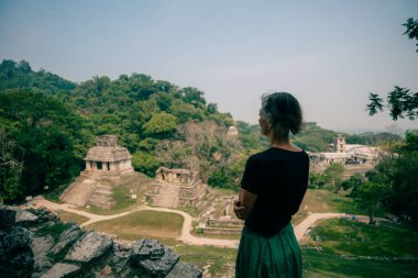 Antik Maya harabelerine bakan yürüyüşçü kadın. Yüksek kalite fotoğraf