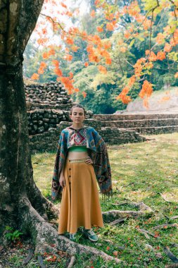 Yürüyüşe çıkmış Meksikalı pançolu genç bir kızın portresi. Yüksek kalite fotoğraf