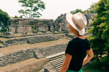 Eski Maya harabelerine bakan şapkalı bir yürüyüşçü. Yüksek kalite fotoğraf