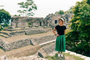 Eski Maya harabelerine bakan şapkalı bir yürüyüşçü. Yüksek kalite fotoğraf