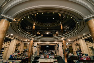 Buenos Aires, Arjantin - 2 Eylül 2023 Meşhur El Athe Grand Splendid, bir kitapçı seti. Yüksek kalite fotoğraf