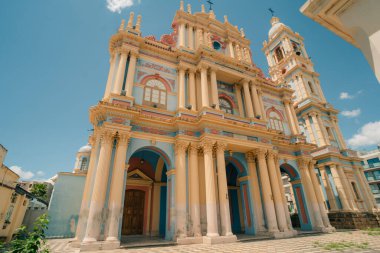 Bu görüntü Salta, Arjantin 'de renkli bir kubbe kilisesini gösteriyor. 4 Mart 2024. Yüksek kalite fotoğraf