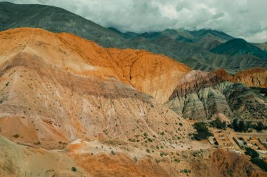 Aerial View Cerro siete colores - Purmamarca - Jujuy - Arjantin. Yüksek kalite fotoğraf