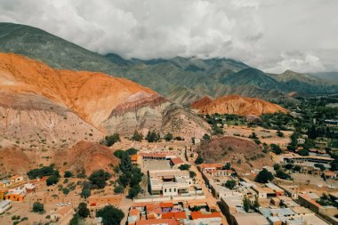 Aerial View Cerro siete colores - Purmamarca - Jujuy - Arjantin. Yüksek kalite fotoğraf