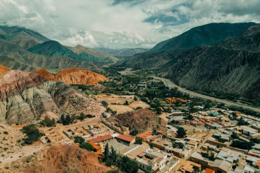 Aerial View Cerro siete colores - Purmamarca - Jujuy - Arjantin. Yüksek kalite fotoğraf