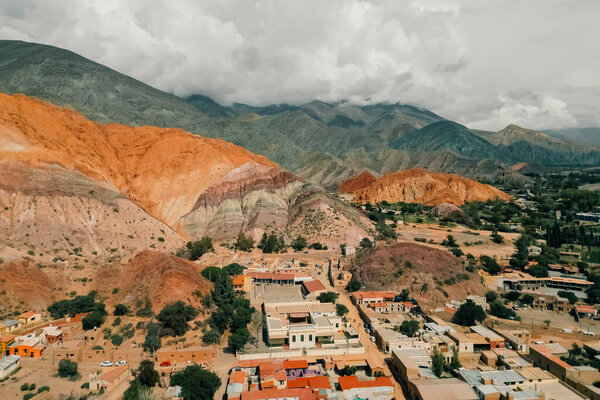 Воздушный вид Cerro Fete colores - Purmamarca - Jujuy - Argentina. Высокое качество фото
