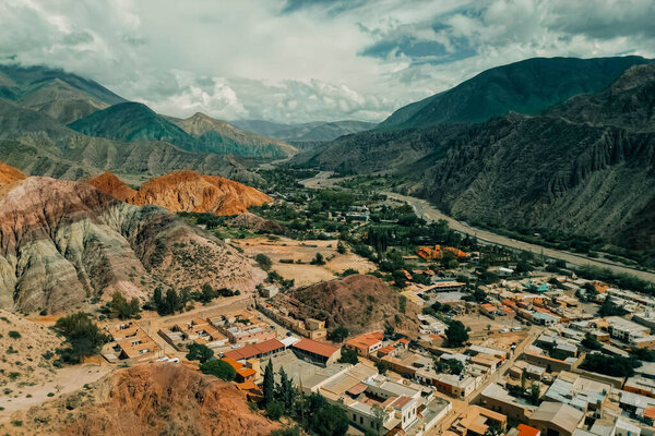 Воздушный вид Cerro Fete colores - Purmamarca - Jujuy - Argentina. Высокое качество фото