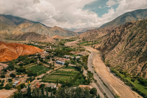Воздушный вид Cerro Fete colores - Purmamarca - Jujuy - Argentina. Высокое качество фото