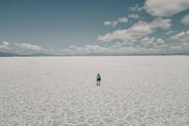 Salinas Grandes, Jujuy, Arjantin 'deki havuzlarda turist. Yüksek kalite fotoğraf