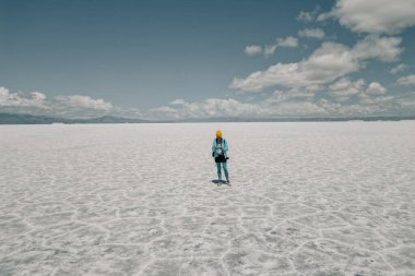 Salinas Grandes, Jujuy, Arjantin 'deki havuzlarda turist. Yüksek kalite fotoğraf