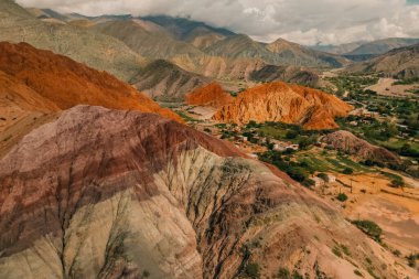 Aerial View Cerro siete colores - Purmamarca - Jujuy - Arjantin. Yüksek kalite fotoğraf