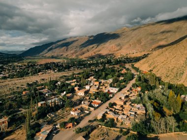 Tilcara öncesi Pucara de Tilcara kalıntılarının panoramik manzarası - Tilcara, Jujuy, Arjantin. Yüksek kalite fotoğraf