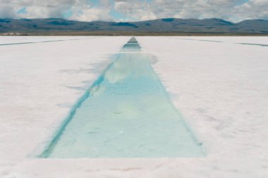 Salinas Grandes, Jujuy, Arjantin 'de lityum çıkarma havuzu. Yüksek kalite fotoğraf