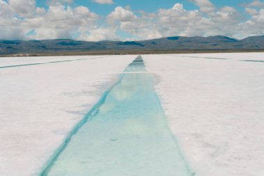 Salinas Grandes, Jujuy, Arjantin 'de lityum çıkarma havuzu. Yüksek kalite fotoğraf