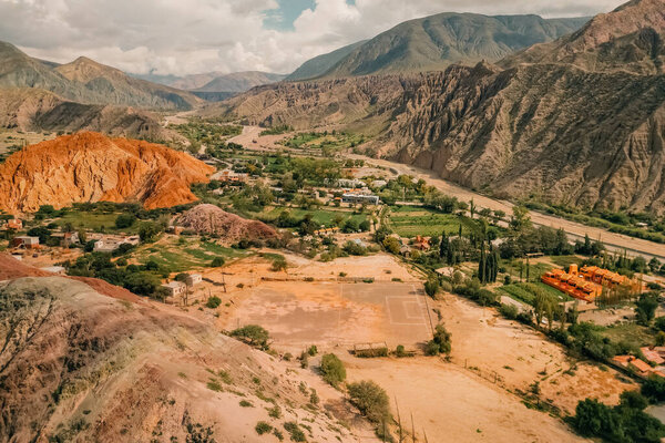 Воздушный вид Cerro Fete colores - Purmamarca - Jujuy - Argentina. Высокое качество фото