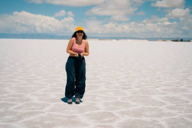 Salinas Grandes, Jujuy, Arjantin 'deki havuzlarda turist. Yüksek kalite fotoğraf