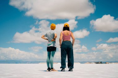 Salinas Grandes, Jujuy, Arjantin 'deki havuzlarda turist. Yüksek kalite fotoğraf