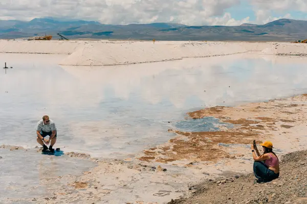 Salinas Grandes, Jujuy, Arjantin 'deki havuzlarda yaşayan insanlar. Yüksek kalite fotoğraf