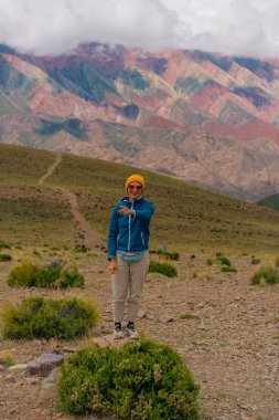 Cerro de los 14 Colores ya da 14 Renkli Dağ, Serrania de Hornocal, Jujuy, Arjantin 'den anorama. Yüksek kalite fotoğraf