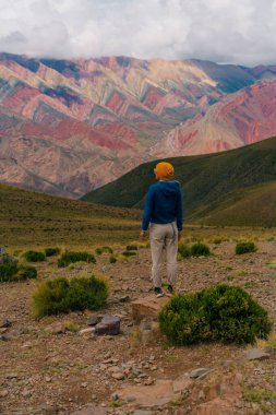 Cerro de los 14 Colores ya da 14 Renkli Dağ, Serrania de Hornocal, Jujuy, Arjantin 'den anorama. Yüksek kalite fotoğraf