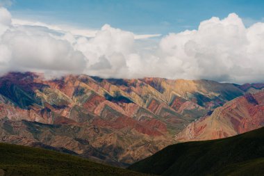 Cerro de los 14 Colores ya da 14 Renkli Dağ, Serrania de Hornocal, Jujuy, Arjantin 'den anorama. Yüksek kalite fotoğraf