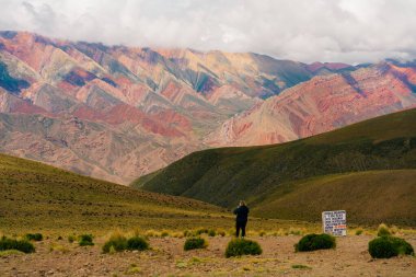 Cerro de los 14 Colores ya da 14 Renkli Dağ, Serrania de Hornocal, Jujuy, Arjantin 'den anorama. Yüksek kalite fotoğraf