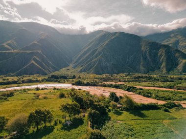 Rio Grande nehri Jujuy 'daki renkli Quebrada de Humahuaca vadisinde. Yüksek kalite fotoğraf