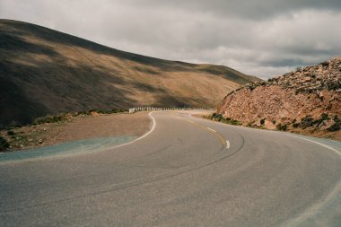 Purmamarca yakınlarındaki Salinas Grandes tuz düzlüklerine doğru giden yol. Yüksek kalite fotoğraf