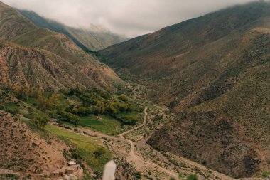 Purmamarca yakınlarındaki Salinas Grandes tuz düzlüklerine doğru giden yol. Yüksek kalite fotoğraf