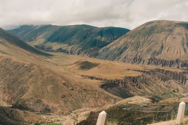 Purmamarca yakınlarındaki Salinas Grandes tuz düzlüklerine doğru giden yol. Yüksek kalite fotoğraf