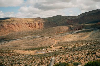 Purmamarca yakınlarındaki Salinas Grandes tuz düzlüklerine doğru giden yol. Yüksek kalite fotoğraf