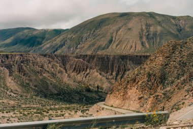 Purmamarca yakınlarındaki Salinas Grandes tuz düzlüklerine doğru giden yol. Yüksek kalite fotoğraf