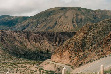 Purmamarca yakınlarındaki Salinas Grandes tuz düzlüklerine doğru giden yol. Yüksek kalite fotoğraf