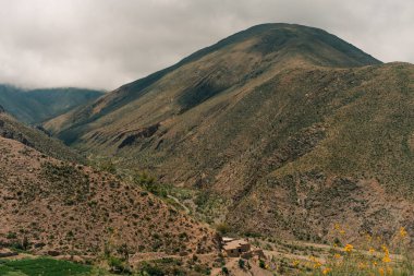 Purmamarca yakınlarındaki Salinas Grandes tuz düzlüklerine doğru giden yol. Yüksek kalite fotoğraf