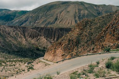Purmamarca yakınlarındaki Salinas Grandes tuz düzlüklerine doğru giden yol. Yüksek kalite fotoğraf