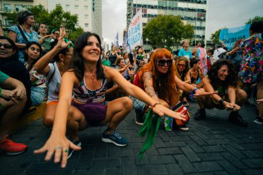 Kadınlar, Arjantin 'in Buenos Aires şehrinde düzenlenen Uluslararası Kadınlar Günü için düzenlenen Ni Una Menos yürüyüşü sırasında sloganlar atıyorlar. Yüksek kalite fotoğraf