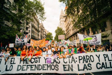 Kadınlar, Arjantin 'in Buenos Aires şehrinde düzenlenen Uluslararası Kadınlar Günü için düzenlenen Ni Una Menos yürüyüşü sırasında sloganlar atıyorlar. Yüksek kalite fotoğraf