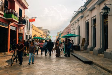 SAN CRISTOBAL, MEXICO - Mayıs 2023 Tzotzil Maya halkı San Cristobal de las casas 'ın ana caddesinde. Yüksek kalite fotoğraf