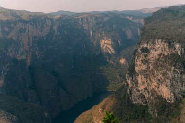 Grijalva nehrindeki Sumidero Kanyonu Meksika. Yüksek kalite fotoğraf