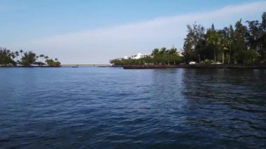 Açık bir günde Hilo Bay, Hawaii ve Mauna Kea 'nın hava manzarası. Yüksek kalite 4k görüntü