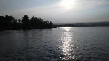 Açık bir günde Hilo Bay, Hawaii ve Mauna Kea 'nın hava manzarası. Yüksek kalite 4k görüntü